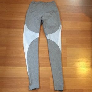 High waist Onzie Leggings with Stirrups Small